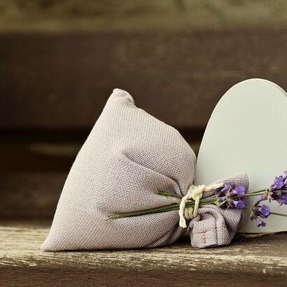kleines Duftsäckchen mit Lavendel daran gebunden und einem Herz