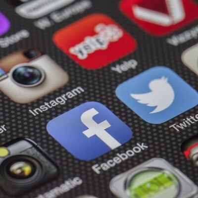 diverse App-Icons, mit Fokus auf Facebook, Twitter & Instagram
