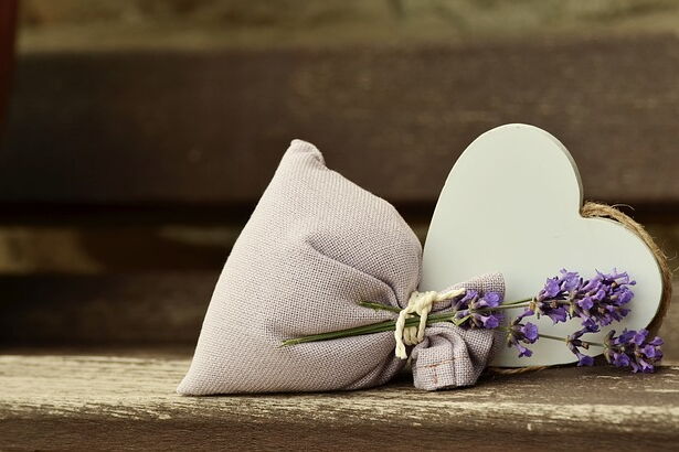 kleines Duftsäckchen mit Lavendel daran gebunden und einem Herz