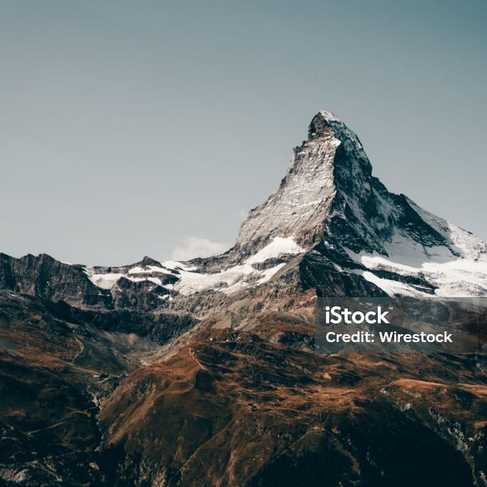 Berglanschaft, am höchsten Punkt mit Schnee bedeckt