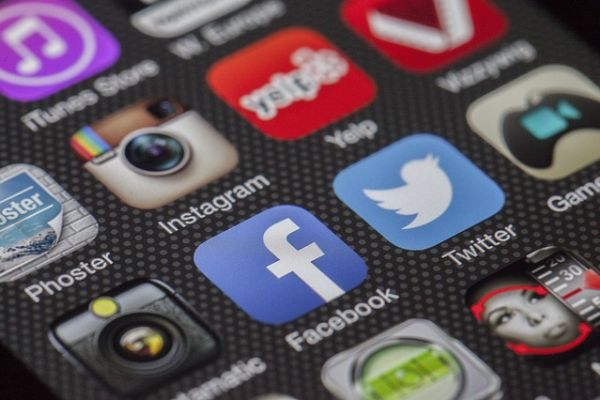 diverse App-Icons, mit Fokus auf Facebook, Twitter & Instagram